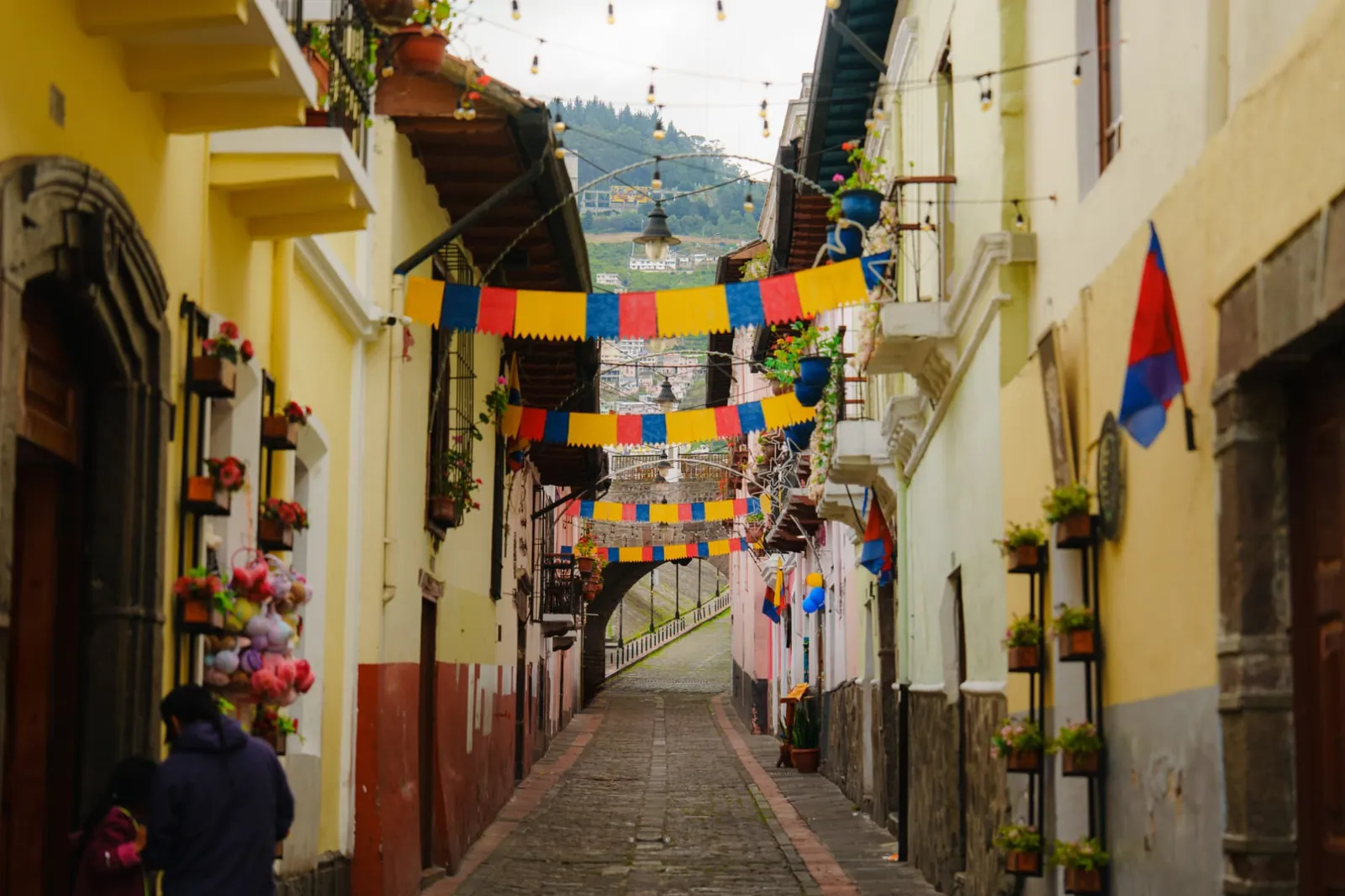 Bunte Gasse in Quito mit ecuadorianischen Flaggen